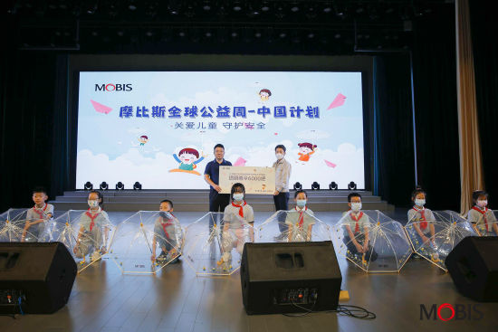 江苏摩比斯汽车零部件有限公司总经理尹亨锡将6000把透明安全雨伞及教学用品捐赠给学校。