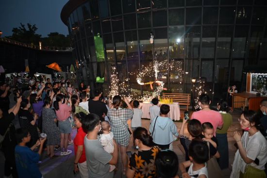 面向城市年轻人,街区推出内容丰富、形式多样的特色活动,营造一个市民观展、游玩、休闲、社交的第三生活空间。
