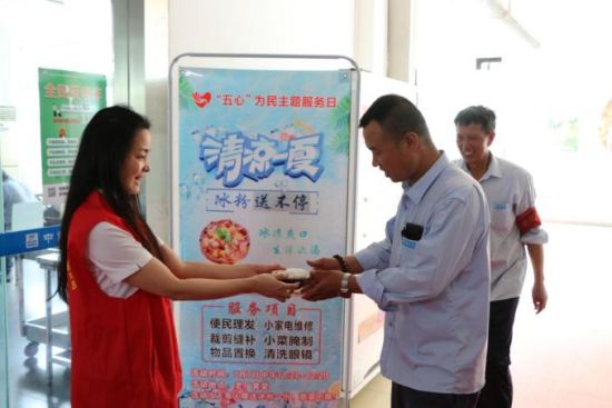 7月以来,为做好防暑降温工作,中建五洲工会、行政持续开展“送清凉 测血压 保健康”便民活动。