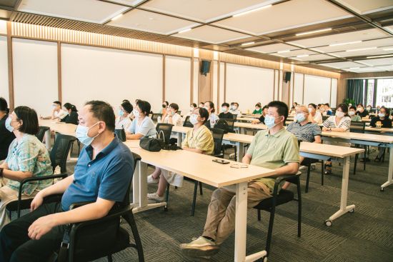 市民在听课。