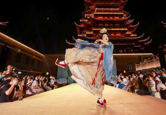 T台上,汉服演员身着各式汉服,演绎着千年华夏服饰的诗情画意。