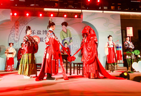 活动现场,12位汉服演员表演了明制婚礼仪式,复原庄重、古典的明制婚礼全过程。