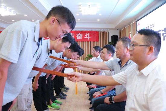 8月27日,浙江交工盐阜快速通道YFTH3项目部举行“导师带徒”活动