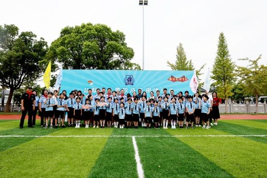 参加夏令营的“警娃”合影留念。季国丰 摄