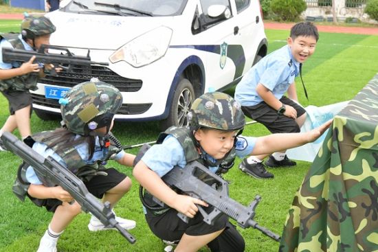 “警娃”分为红、蓝双方“激战”。袁婷 摄