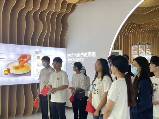 观摩农产品加工企业。