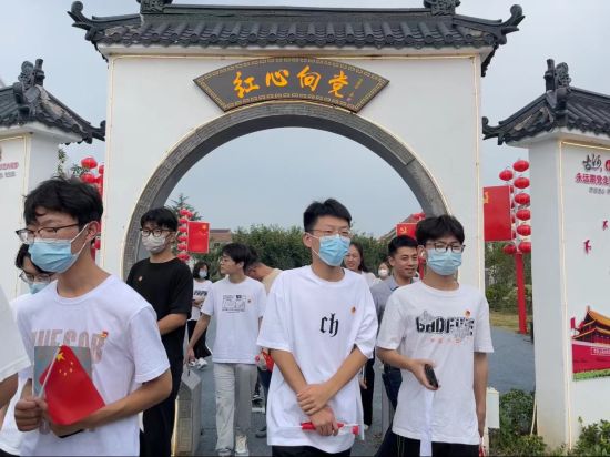 观摩仁爱游园。