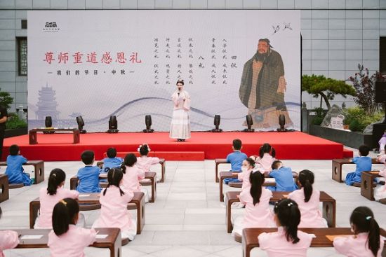 盐城市博物馆还联合盐城市教育局,邀请盐城市第一小学百余名师生齐聚博物馆,开展“感恩礼”活动。