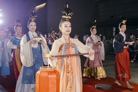 中秋节当晚,伴随着颇具古典气质的祭月祝文,一场传统的拜月礼仪式在盐城市博物馆上演。