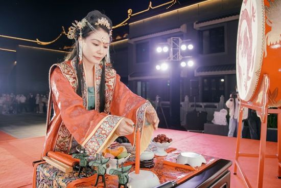 观众们在礼仪老师的带领下,体验祭月等仪式环节,演绎了一场传统的中秋“拜月礼”。