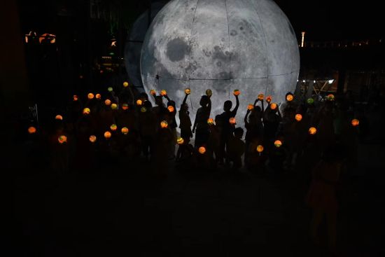 五彩斑斓的星球灯拥着“超级月亮”,成为广场最浪漫的一角。