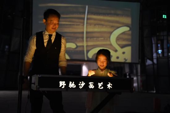 以流沙为笔,光影做幕,为观众们展现《运河升明月》的历史文化传承之美。