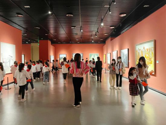 国庆节假期,盐城市美术馆推出两大美术展览和“与国同庆·溢彩盐美”等10场系列公教和美育活动