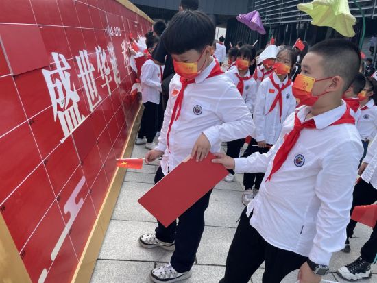 1000块巨型拼图装置吸引了众多参观者参与。