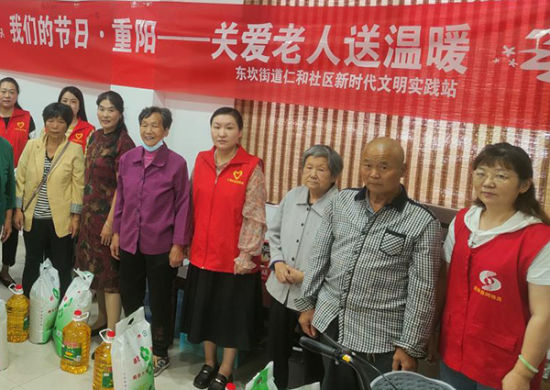 9月30日,仁和社区开关爱老人送温暖活动,为老人送上米、面、油等生活慰问品。