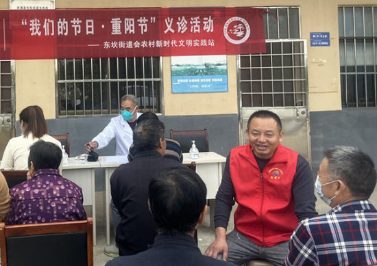 9月28日,会农村开展暖心义诊活动,邀请医疗健康志愿者们为老人们免费问诊,向老人们科普居家养老健康与养生知识。