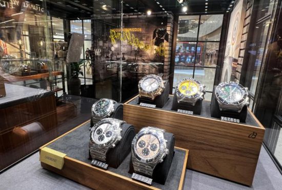 近日,江苏南京,百年灵(Breitling)机械计时系列腕表登陆德基广场。