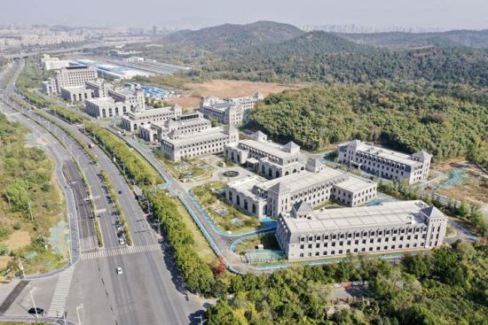 该工程位于南京雨花台区中国(南京)软件谷,建成后主要用于国家移动网络及移动多媒体重点实验室运作、物联网关键技术、云计算及下一代移动核心网的研发和生产。