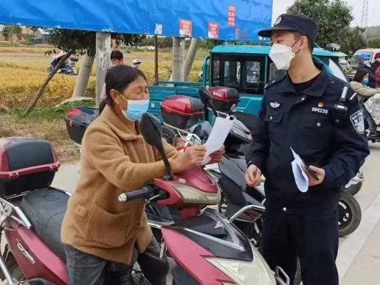 民警走进农村地区讲解安全出行知识。