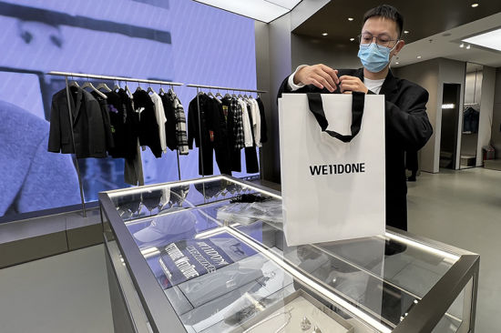 据悉,店铺设计灵感延续当代极简理念,以现代感不锈钢与艺术微水泥奠定灰色基调。