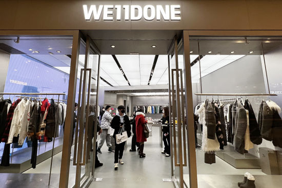 全拉丝不锈钢门头、环店不锈钢挂通、巨型墙体LED等元素与艺术水泥造型装置及长凳带来的工业混凝土风格巧妙碰撞,并在空间内实现美学平衡。(泱波 摄)