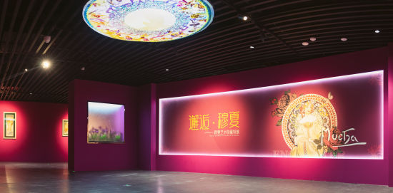 步入展厅,彷佛走入“梦幻王国”,穆夏的代表性“仙女风”海报画作随之映入眼帘。