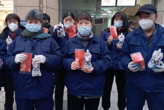 活动由和善园联合南京市慈善总会共同开展,向玄武环卫、鼓楼环卫、滨江环卫等30处环卫所、办事处捐赠,为环卫工人送去冬日暖心饮品。