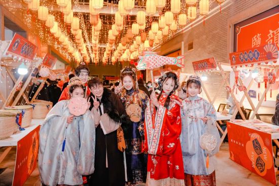 制作宫灯、非遗展演、猜灯谜、围炉品茗,盐城市博物馆内开展丰富多彩的民俗体验活动。