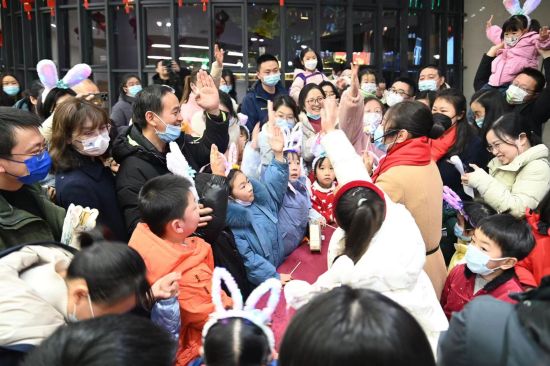 老师为家长和孩子讲解元宵节的由来以及吃元宵、赏花灯等中国传统习俗。
