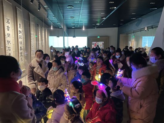特色书画展览吸引市民观展。