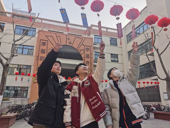 学生们在校园内猜灯谜。