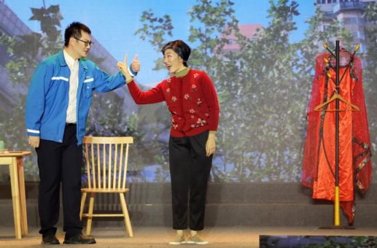 他们自编自导自演了《我们走在同一个行列里》《建工少年》《中铁向前进!》等20个节目。中新社记者 泱波 摄