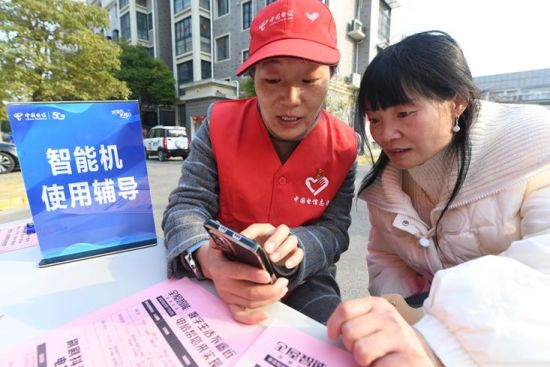 他们走进淮阴区海通花园党群服务中心新时代文明实践站,通过咨询、上门服务等多种形式,将电信贴心服务送到社区居民身边。