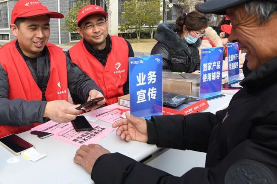 此次为民服务项目涉及防通信诈骗、手机免费贴膜、智能手机辅导、网络检测、智家产品辅导便民服务。