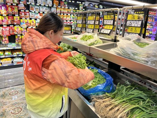 社区志愿者挑选新鲜菜品。