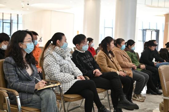 论坛邀请了11位来艺术界的女性艺术从业者参与讨论。