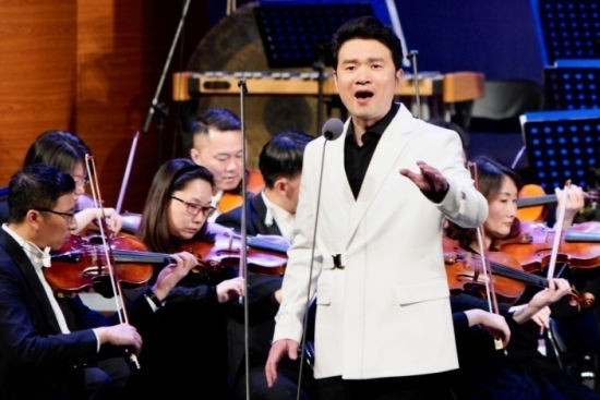 助演嘉宾白云升演唱歌曲。