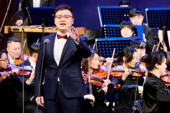 助演嘉宾刘延庆献唱《乌苏里船歌》。