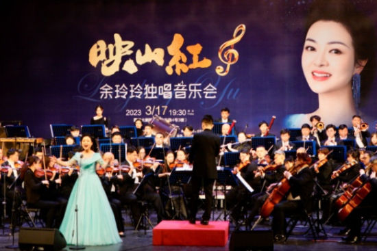余玲玲演唱的歌曲《浏阳河》《问江南》《珊瑚颂》《清粼粼的水来蓝莹莹的天》《芦花》等作品,高音通透,意境幽美。