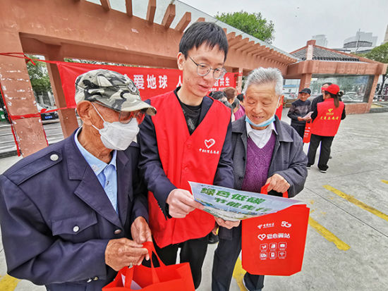 志愿者们向社区居民宣传绿色出行、绿色办公、节约能源等节能、低碳生活理念。