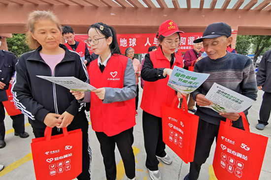 志愿者们还向社区群众开展防诈宣传。(桂宝林 张晓梅 孙信政 摄)