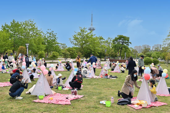4月29日,盐城市美术馆举办“把春天画进帐篷里”主题艺术营,家长与孩子用画笔把小帐篷装饰得五彩斑斓。