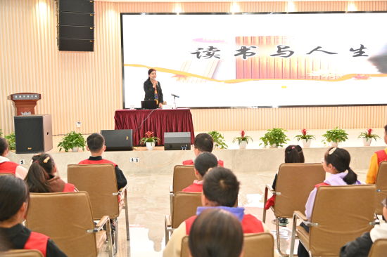 国家一级作家、书香盐城形象大使张晓惠开展《读书与人生》的专题讲座,带领学生一起翻“阅”书海。