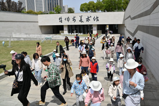 “五一”假期,盐城市美术馆整合各种社会资源,组织了十多项丰富多彩的展览和公教体验活动。