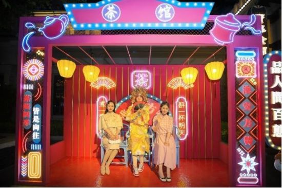 活动期间,不仅“五一”主题精彩演艺、特色演出轮番上阵,复古换装也欢乐开启。