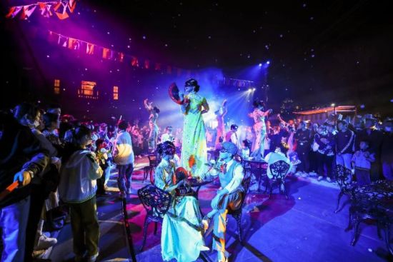 实景演出为广大游客带来更加精彩的沉浸式体验。(刘欣岩)