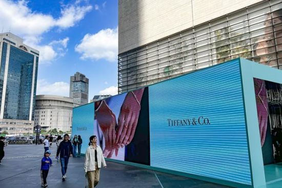 近日,以“这一秒,靠近你”为主题的蒂芙尼520限时体验空间在南京德基广场揭幕,引领一段邂逅美好的惊喜之旅。泱波 摄