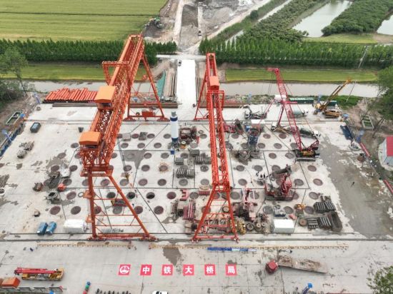 5月10日,随着最后一车混凝土灌入桩孔内,由中铁大桥局集团承建的张靖皋长江大桥南航道桥北主塔97根桩基全部完成。