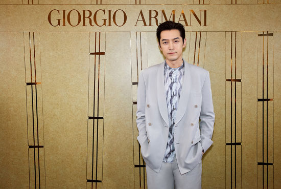 近日,演员胡歌亮相南京德基广场,作为Giorgio Armani全球形象代言人参加该品牌德基精品店新店启幕仪式。