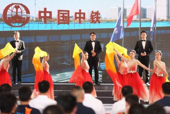 融合了理论讲解的现场表演,让参演的青年员工在演绎文艺作品的过程中潜移默化接受教育和熏陶。